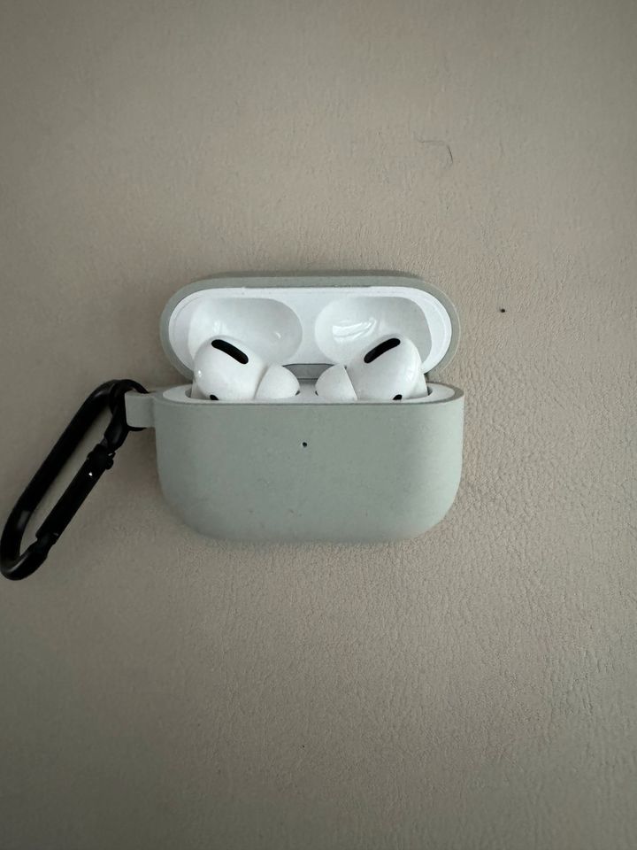 Neuwertige Apple Air Pods Pro mit zusätzlichen Case in München