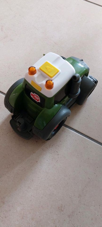 Grüner Trecker Fendt von Dicke Toys in Neubörger