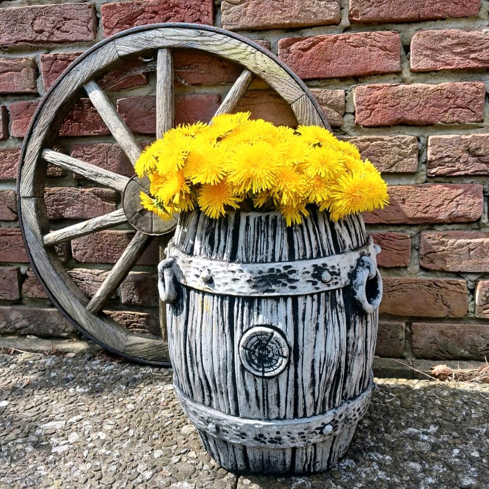 Massive Steinfigur Gartenfigur Blumentopf Pflanzgefäß Fass in Dannewerk