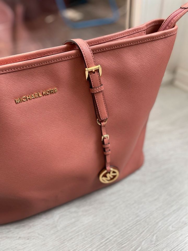 Michael Kors Jet Set Travel large Handtasche rosa/altrosa Gold in Hamburg