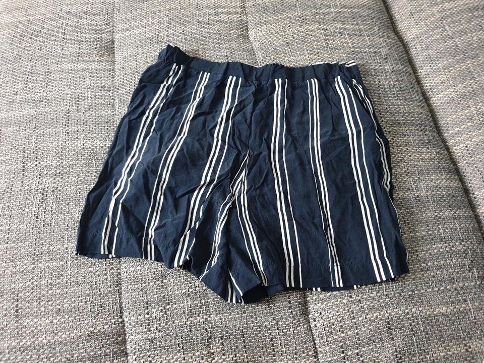 Shorts Stoffhose kurze Hose Opus gr 36 S schwarz-weiß gestreift in Berlin -  Mitte | eBay Kleinanzeigen ist jetzt Kleinanzeigen