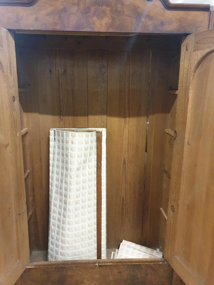 24567RH Wunderschöner antiker Schrank dunkel Dielenschrank in Augsburg