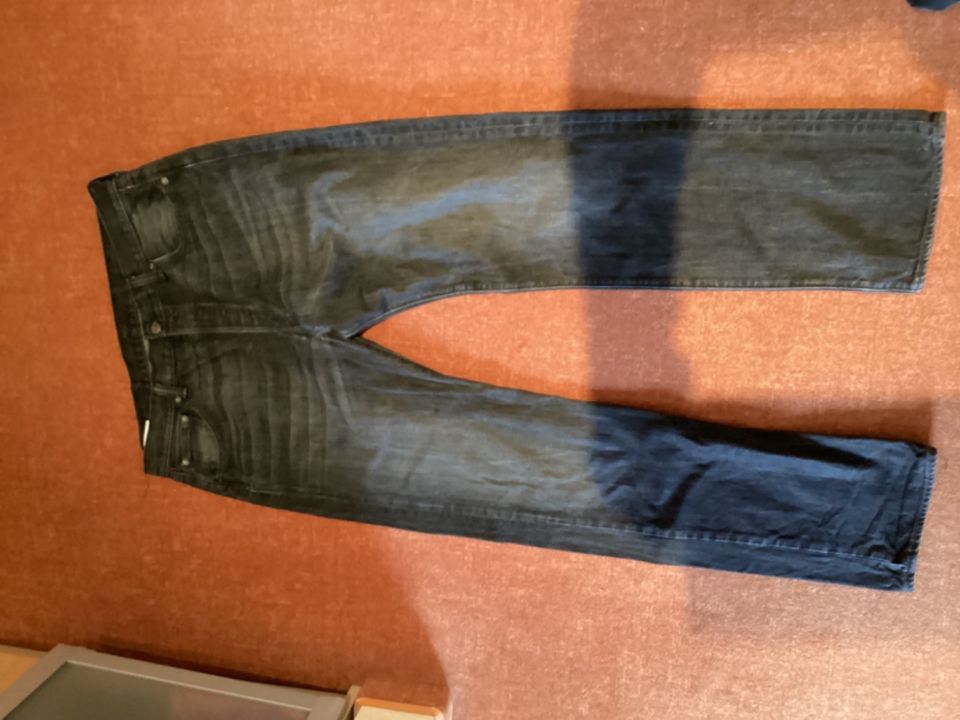 Schwarze Levi’s Jeans in Köln