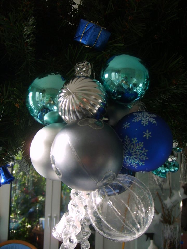 Weihnachts-Kugel-Gehänge in  Blau/Silber/Türkis in Fahrdorf