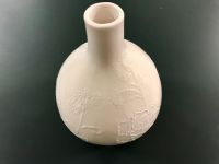 Weiße VASE mit Blüten und Ranken Relief, Höhe ca. 20 cm Ludwigsvorstadt-Isarvorstadt - Isarvorstadt Vorschau