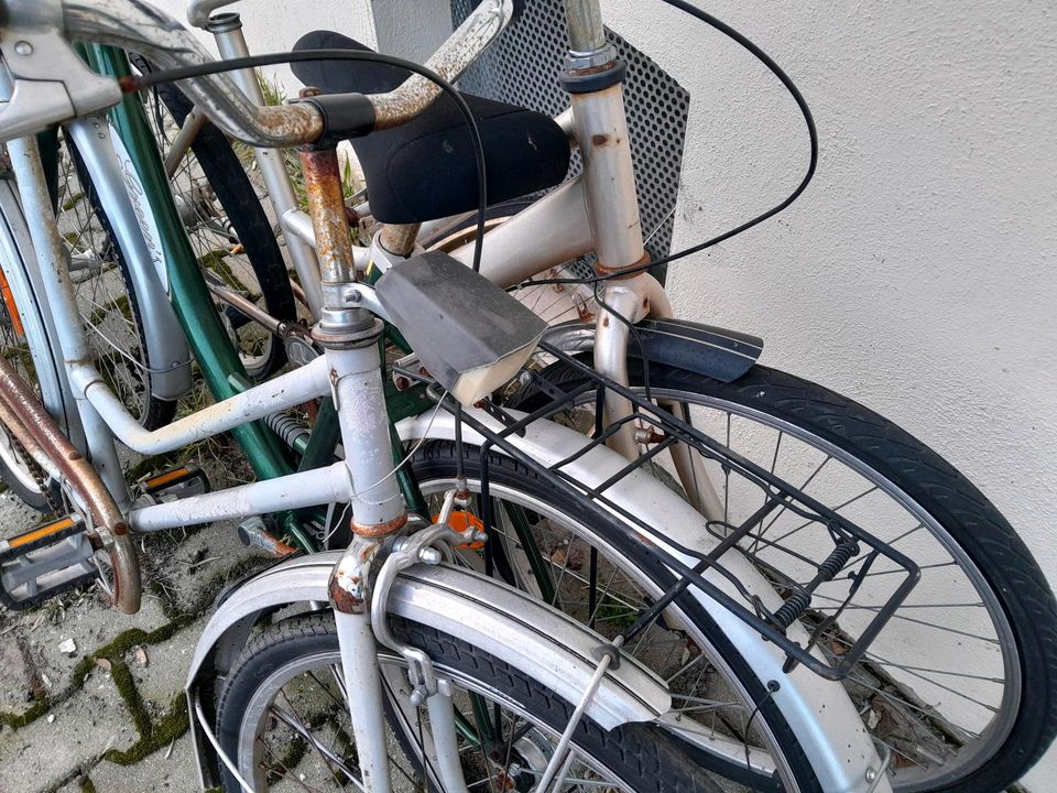 Defektes Fahrrad an Bastler. Ersatzteile in Leipzig