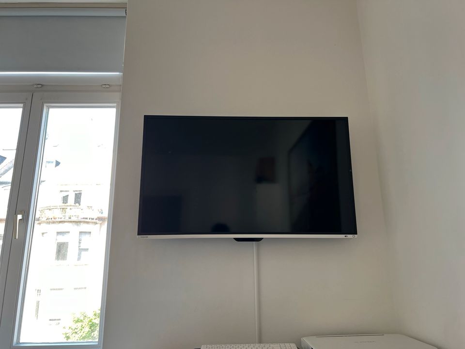 Toshiba 40L7363D 40” 102cm 3D LCD SmartTV/ Fernseher + Wandhalter in Frankfurt am Main