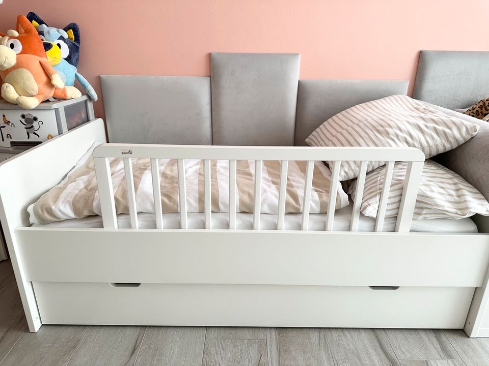 Kinderzimmer Baby/Kleinkind, Bett, Kleiderschrank, Wickelkommode in Euskirchen