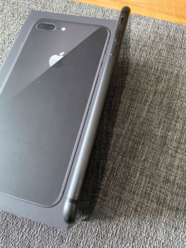 IPhone 8 Plus 64GB space grey top Zustand in Wölfersheim