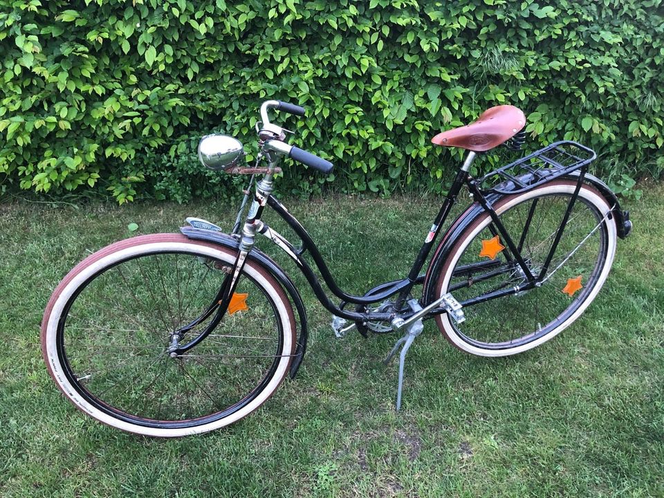 Triumph Oldtimer Rad für Damen mit Brooks-Sattel in Fürstenfeldbruck