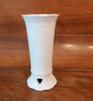 Kleine süße Vase aus Porzellan in weiß Neuhausen-Nymphenburg - Neuhausen Vorschau
