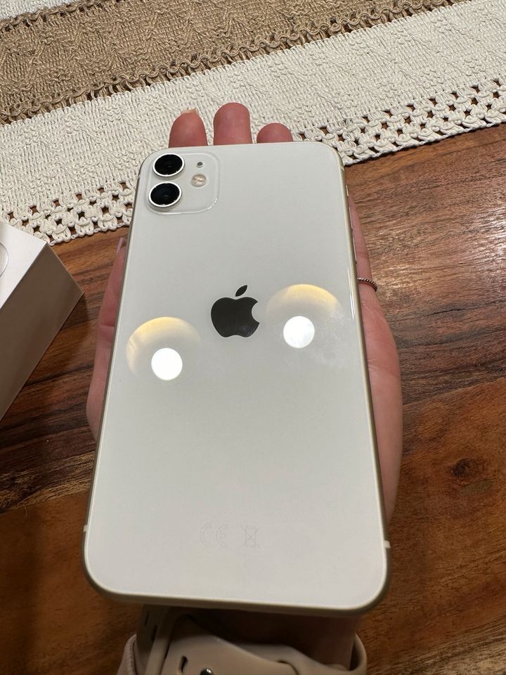 Apple iPhone 11 - 128 GB - Weiß - WIE NEU in Niederkassel