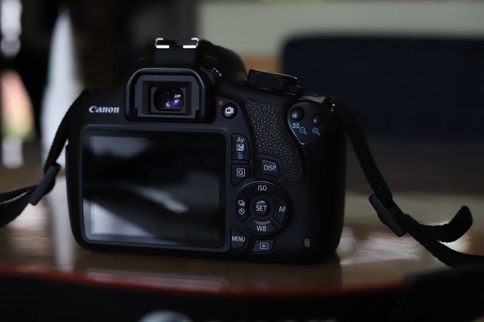 Canon EOS 1200d, Canon EF-S 18-55mm, Canon EF 75-300mm, 3 x Akkus in Schleiz