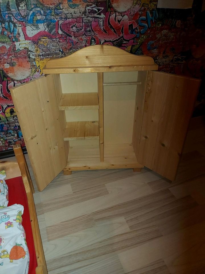 Puppen Bett Schrank Holz in Langwedel