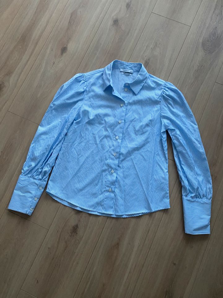 Damen Bluse in hellblau und weiß gestreift von Reserved S 36 in Wedel