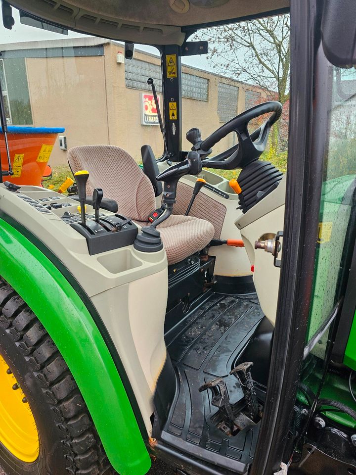 John Deere 3038R Kommunaltraktor Winterdienst in Stuttgart