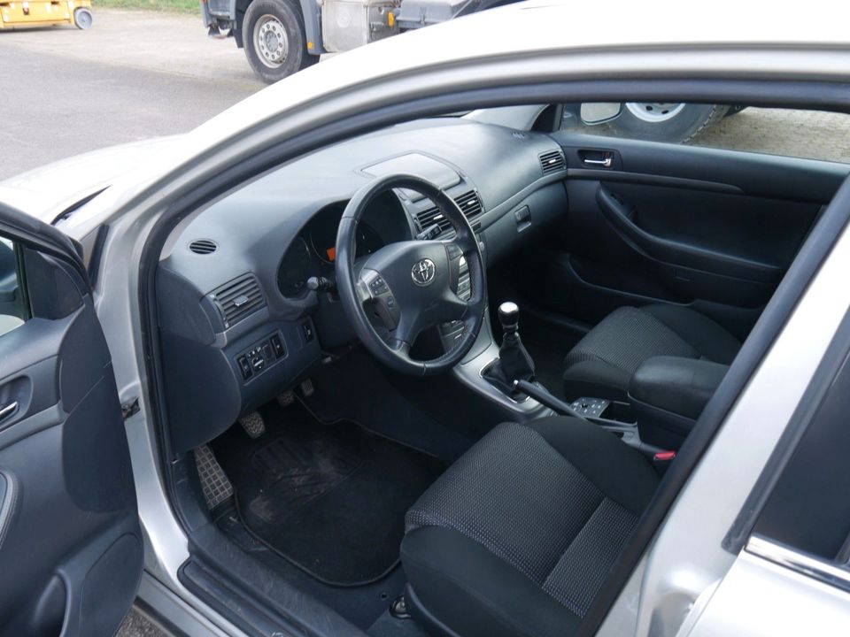 Toyota Avensis Kombi 2.2 D-CAT Executive Navi-Klimauto in Braunschweig