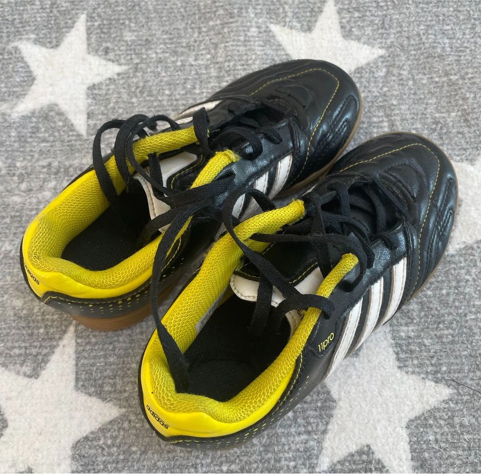 Adidas Hallensportschuhe Fussballschuhe Indoor 31 schwarz gelb in Dortmund