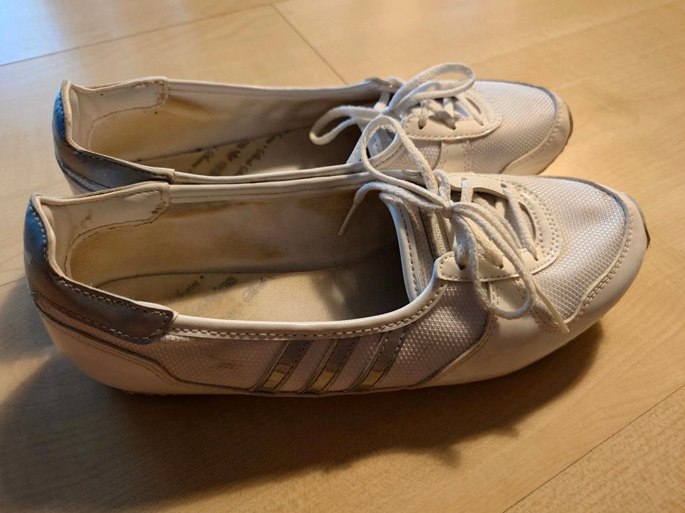 ADIDAS Schuhe Damen weiß silber Gr. 39 1/3 Slipper Sommer Sneaker in  Baden-Württemberg - Herrenberg | eBay Kleinanzeigen ist jetzt Kleinanzeigen