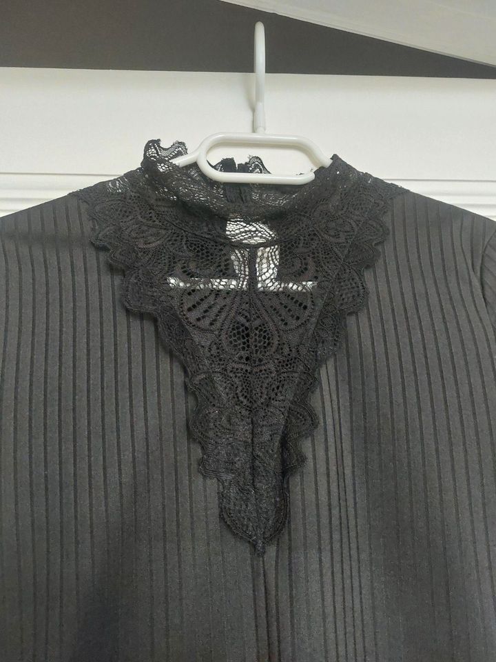 Schwarzes Ripp Shirt mit Spitze Gr. 32 34 Xs S Party elegant Gala in Bad Oldesloe