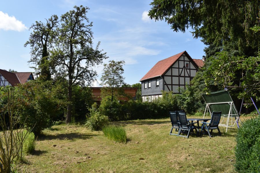 Idyllische Oase am Bachlauf: Historisches Bauernhaus mit Backhaus und Laube in Friedland