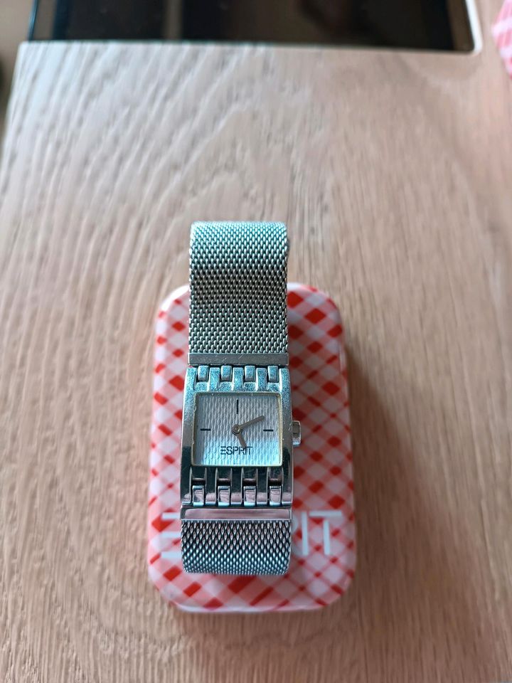 Schöne Damen-Armbanduhr von Esprit, silberfarbig in Mainburg