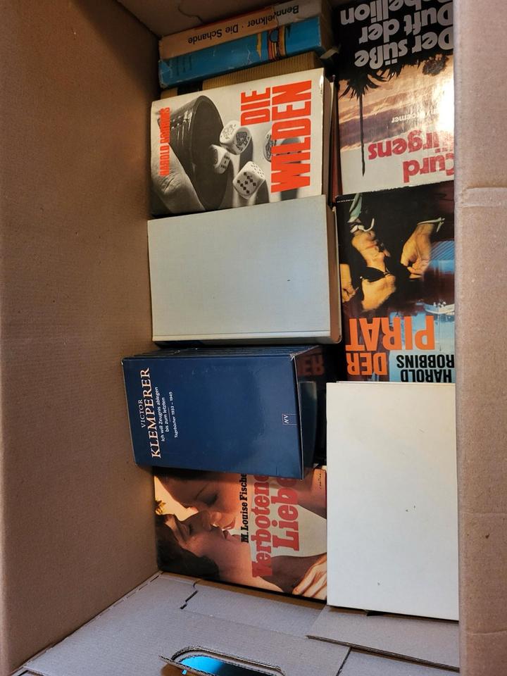 13 Bücherkisten zu verschenken! in Berlin