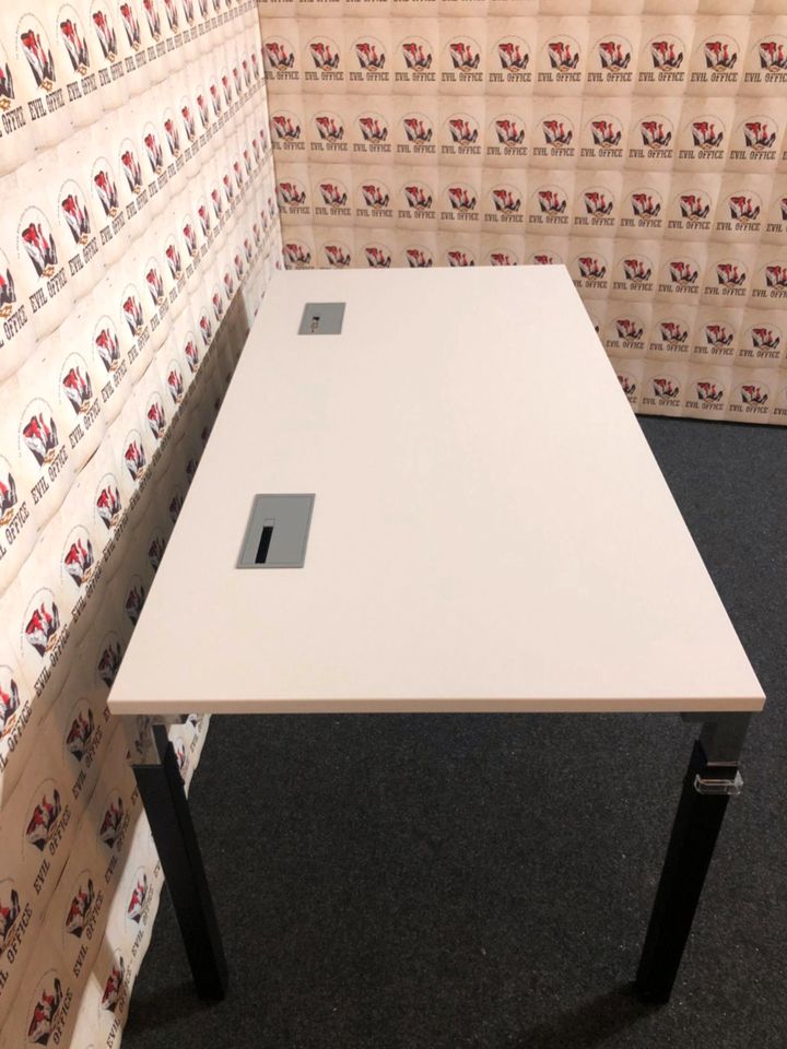 Schreibtisch von Steelcase Weiß / Schwarz 160 x 80cm Büromöbel #4 in Berlin