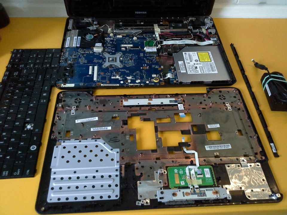 Toshiba Satellite L555-10M Laptop 17" HD Notebook Ersatzteile in Halle