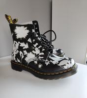 Dr. Martens Pascal Stiefel Boots schwarz Blumen weiß Gr. 40 - NEU Nordrhein-Westfalen - Bergheim Vorschau