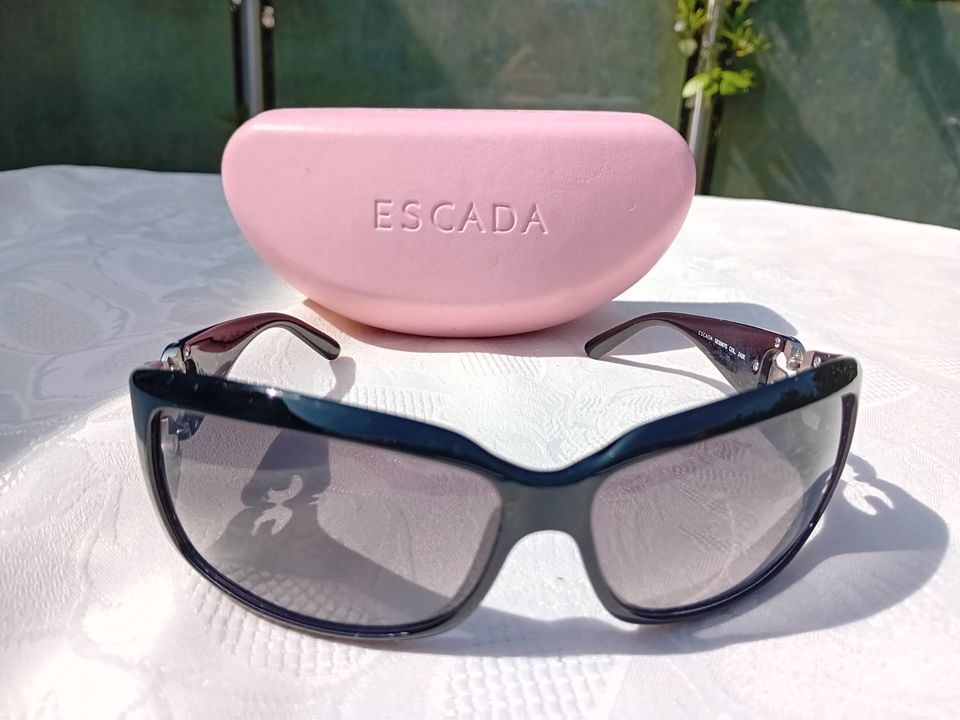 Sonnenbrille, original Escada mit Etui in Merzig