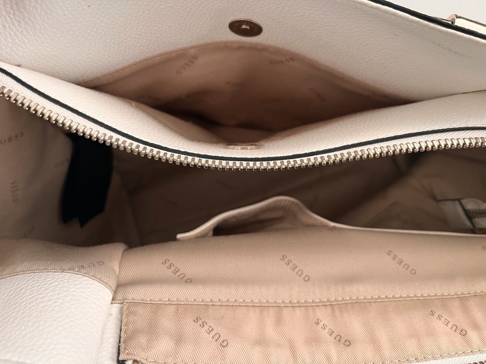 Guess Handtasche mit Ketten in Quickborn