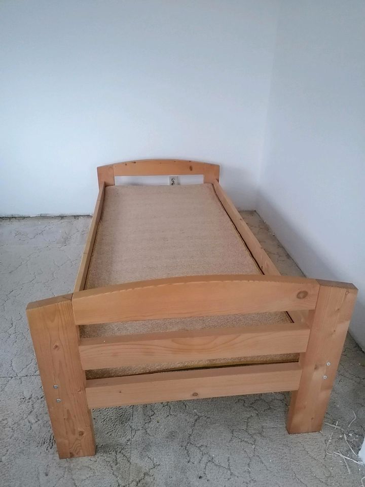 Bett aus Holz zu verkaufen in Alt Mölln