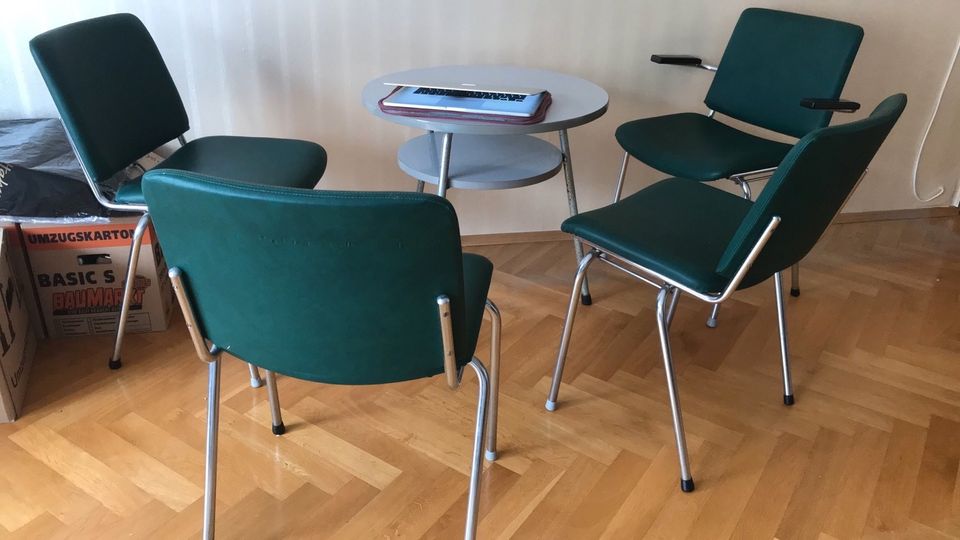 Retro Sitzgruppe 4 Stahlrohrstühle Vintage mit rundem Tischchen in Wiesbaden