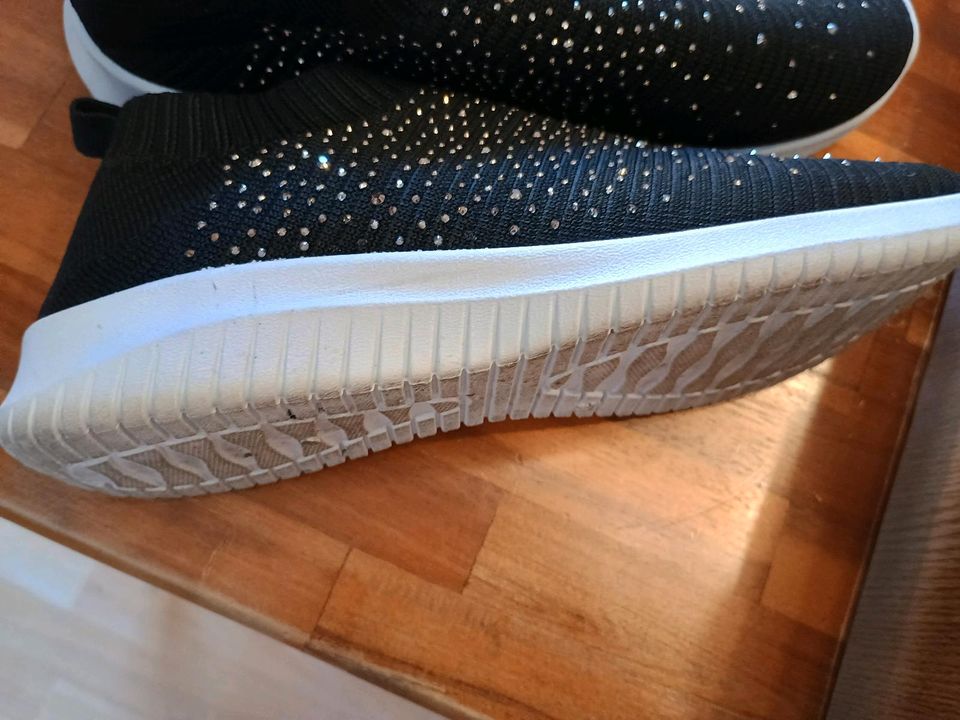 Zwei paar Damen Sneaker in Erding