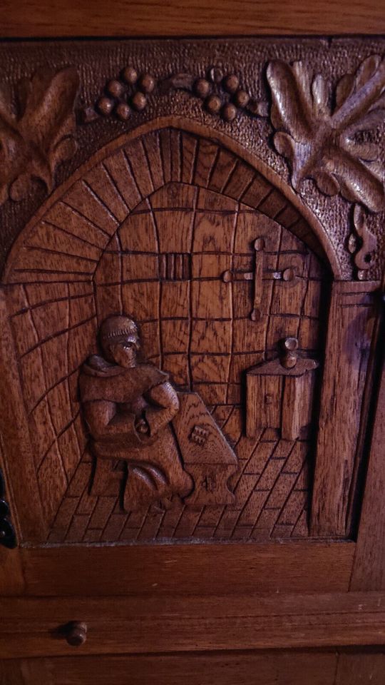 Alter antiker Holzschrank geschnitzt in Bad Camberg