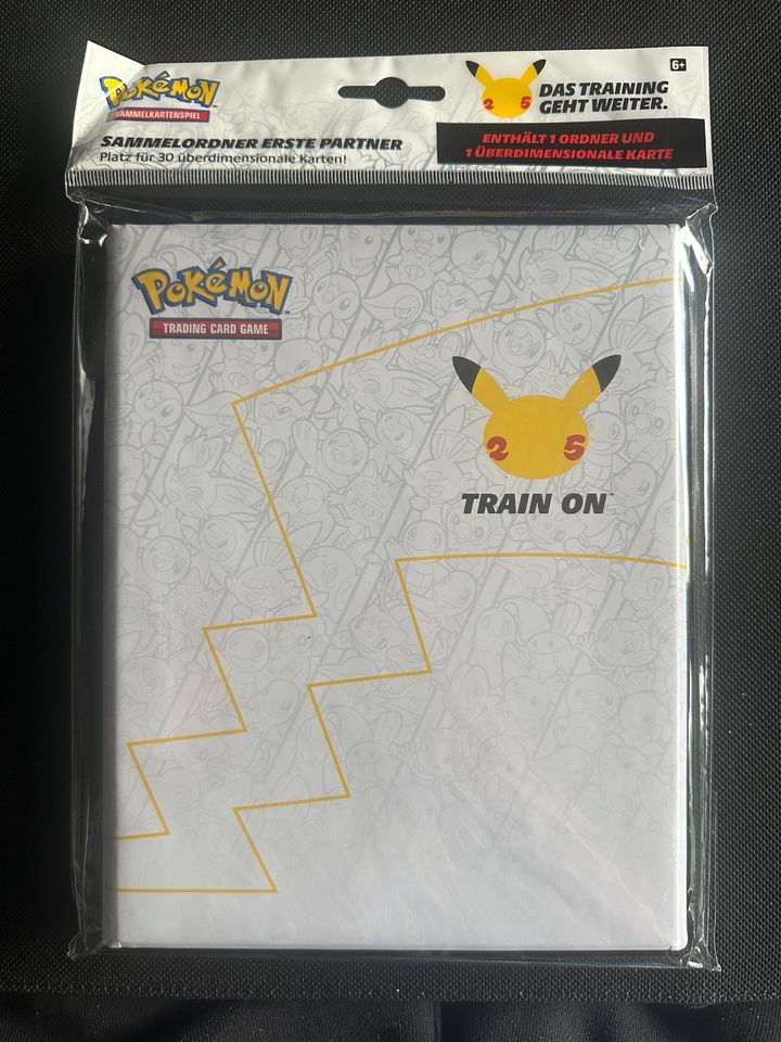 Celebration Pokémon Collectors Ordner / inkl. Pikachu Karte in Lampertheim