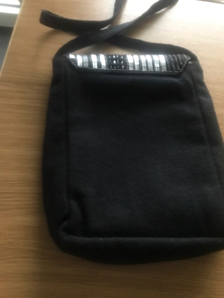 Hübsche Filzhandtasche,schwarzgrundig in Bad Marienberg
