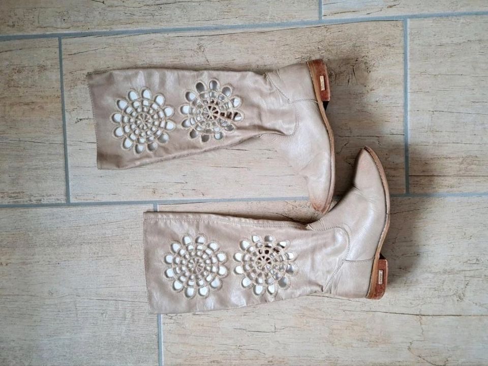 Stiefel mit Blumen Cutouts beige creme glatt Gr. 38 in Wolfsburg