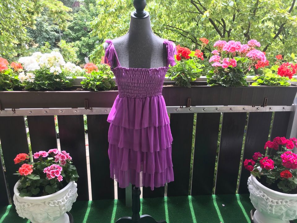 Lila Kleid aus Italien geschmokt mit Volants 38/40 in München