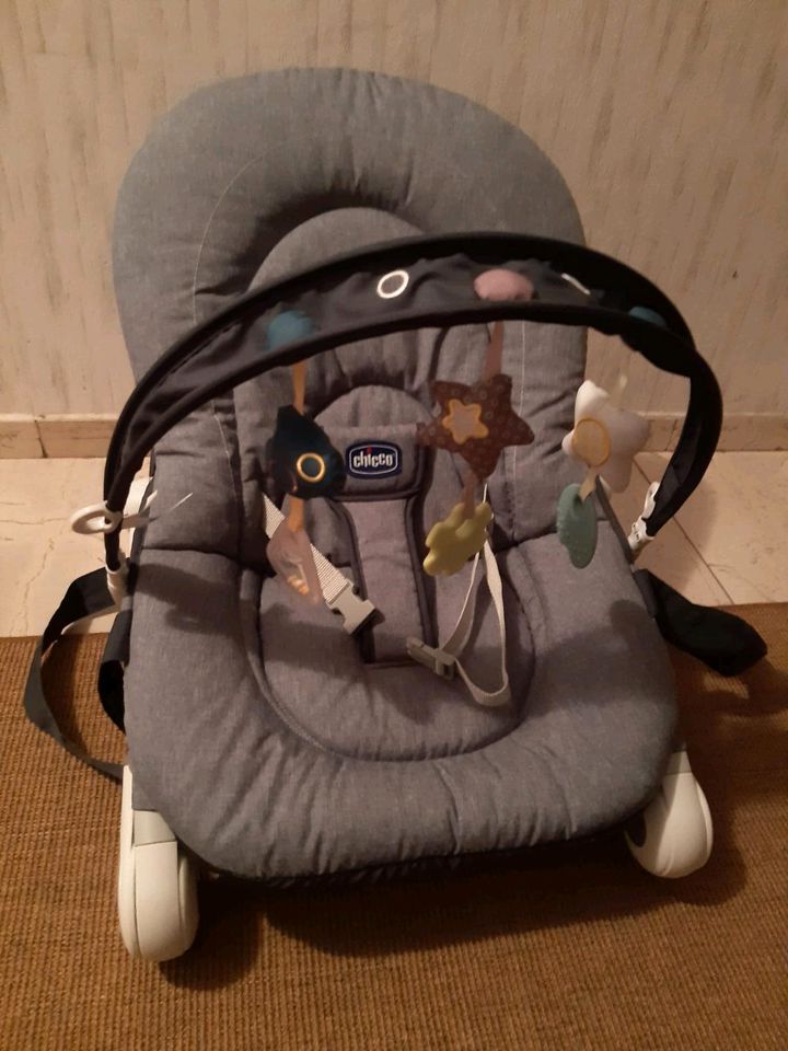 Chicco Kinderwippe wie neu+gratis dazu Wickelunterlagen+Feuchttüc in Brilon