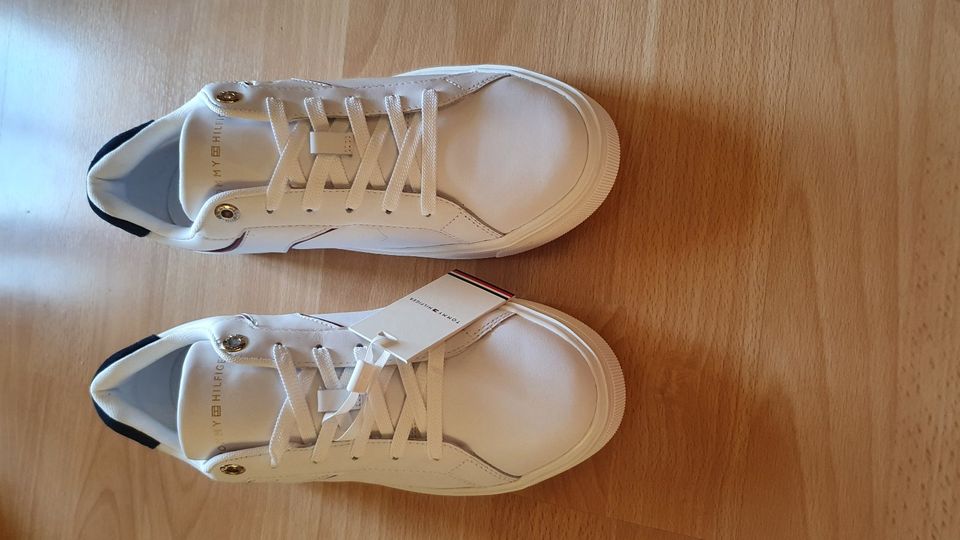 Tommy Hilfiger - Feminin Court Sneaker low Gr.42 - weiß - NEU in Groß-Zimmern