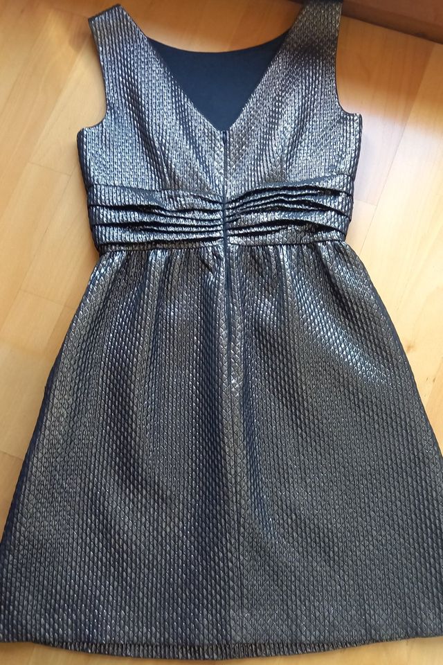 Jake‘s Kleid, Gr. 34, schwarz gold, fester Stoff mit Struktur in Günzburg