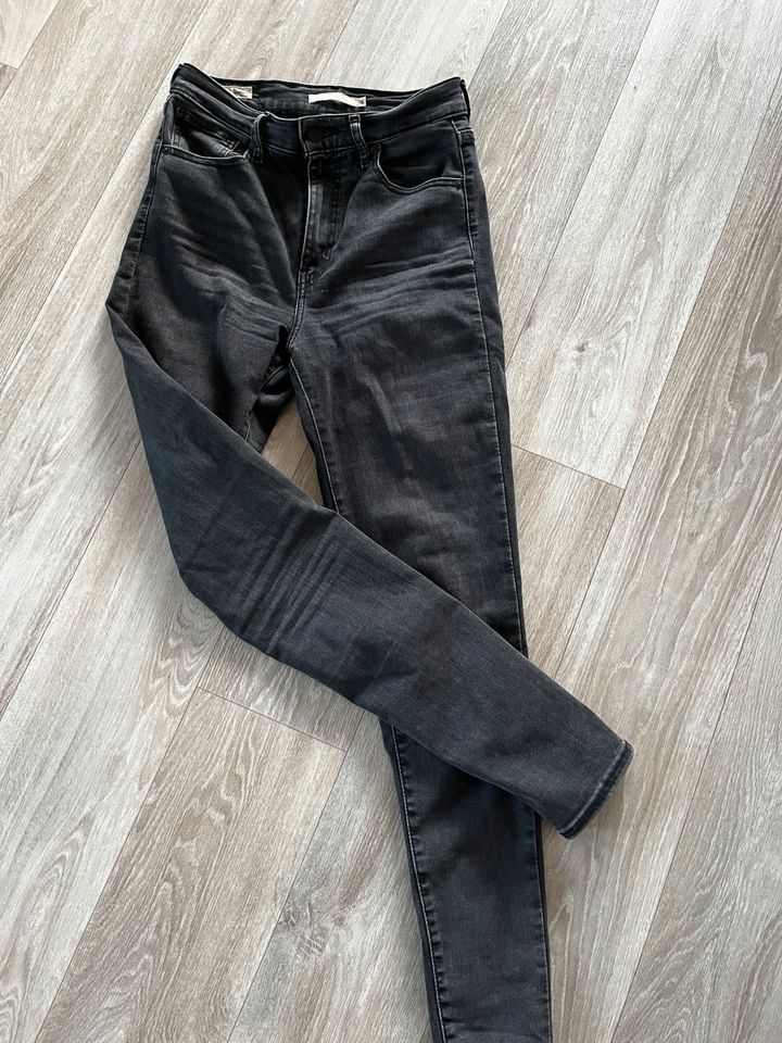 Levi‘s High Waist Jeans Mile High Super Skinny Schwarz 28/30 M in Goldenstedt