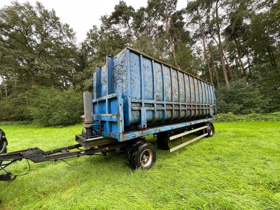 Muldenkipper Container Mulde Pritsche Tieflader Häckselwagen in Bakum