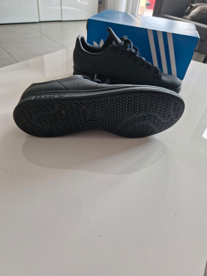 Adidas Schuhe original in Essen