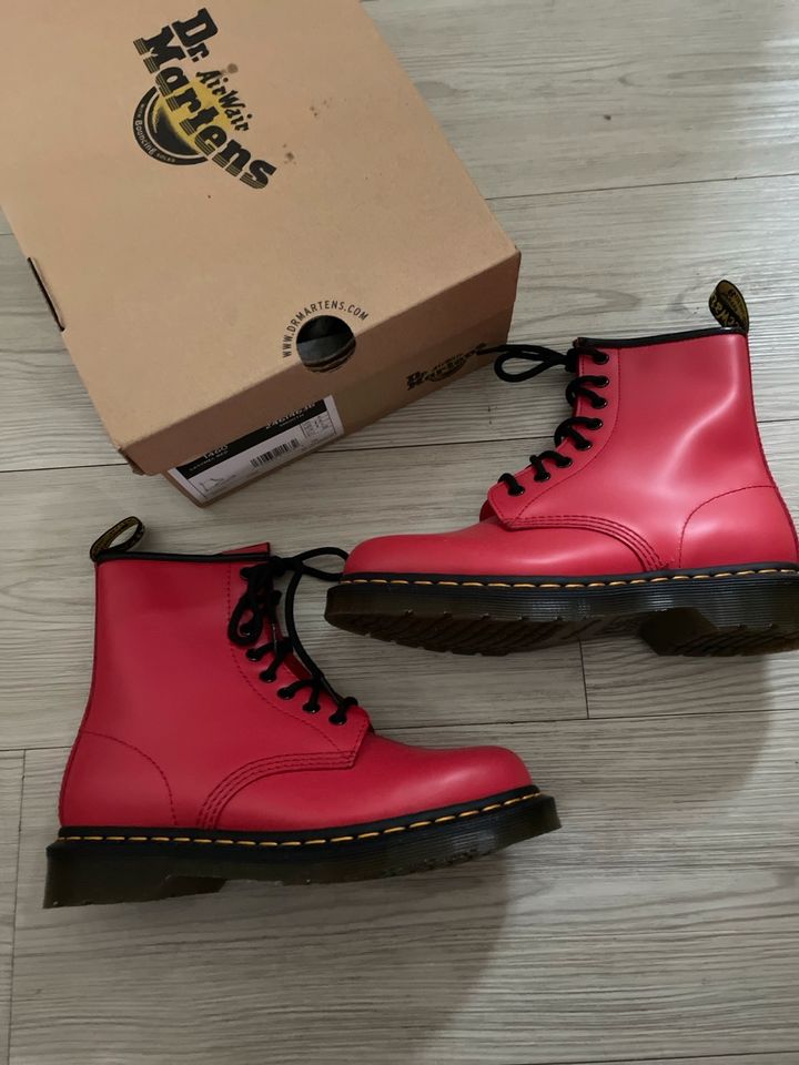 Dr. Martens klassischer Schnürstiefel Glattleder rot Gr.38 NEU Sm in Flensburg