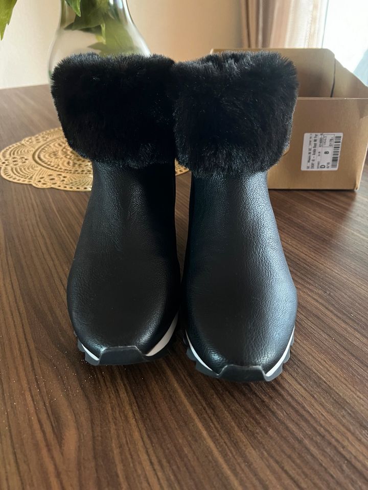 DKNY Stiefelette Ankle Boots kunstpelz Schwarz Größe 38-7,5 Neu in Berlin