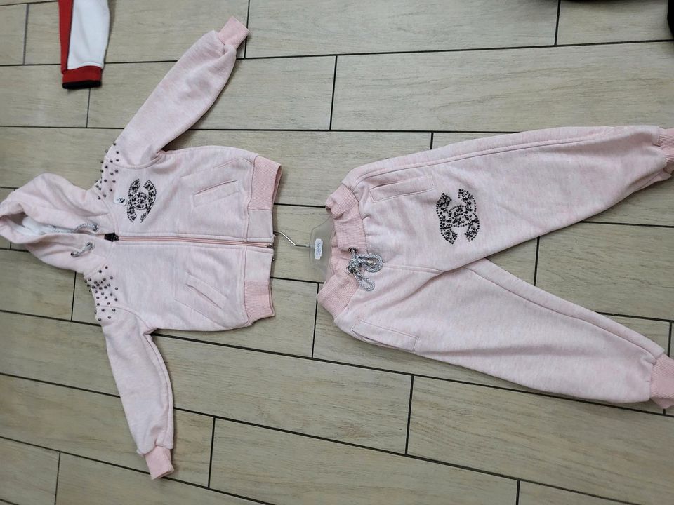 Jogginganzug edel schick glitzer 98 104 adidas masha in Sachsen-Anhalt -  Burg | Babykleidung Größe 98 kaufen | eBay Kleinanzeigen ist jetzt  Kleinanzeigen