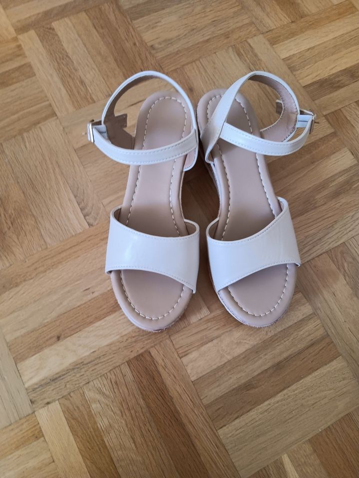 Sandale mit Keilabsatz Creme/beige Gr. 37 in München